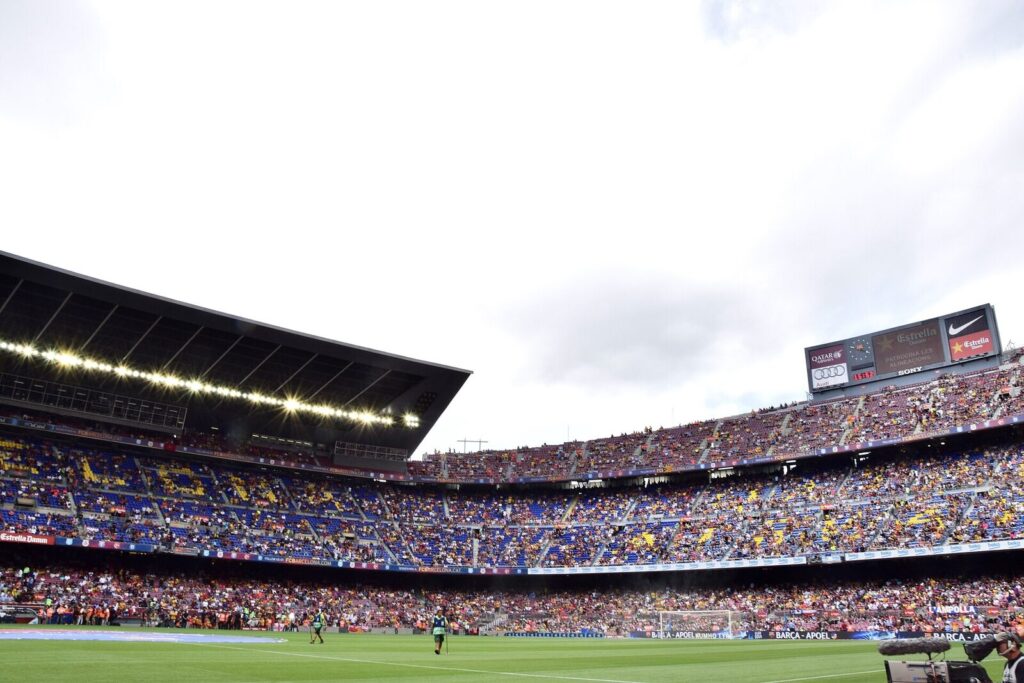 Wide interior view of a packed Camp Nou during an FC Barcelona vs Athletic Bilbao La Liga match (Foto de arquivo: Camp Nou durante Barcelona x Athletic Bilbao em setembro de 2014, um dos confrontos anteriores entre as equipes.)
