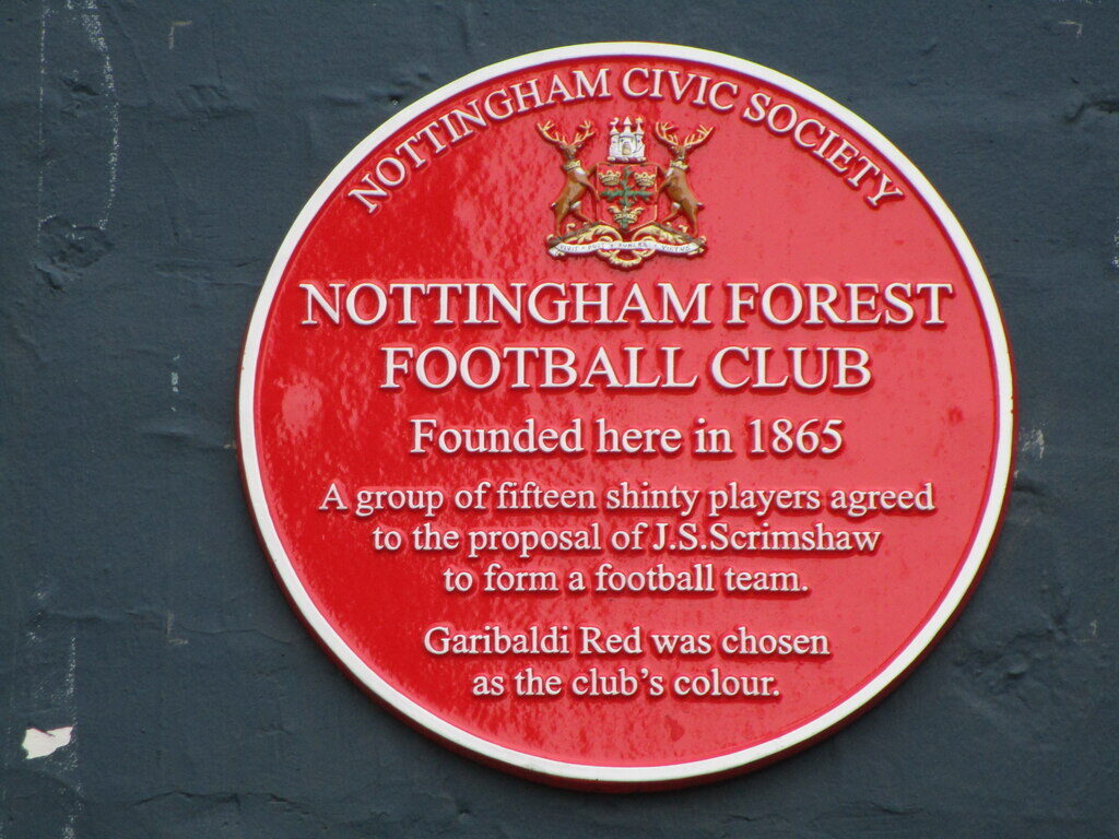 Red plaque commemorating the founding of Nottingham Forest FC mounted on a wall (Foto de arquivo: placa comemorativa da fundação do Nottingham Forest FC, não relacionada à contratação de Delap.)
