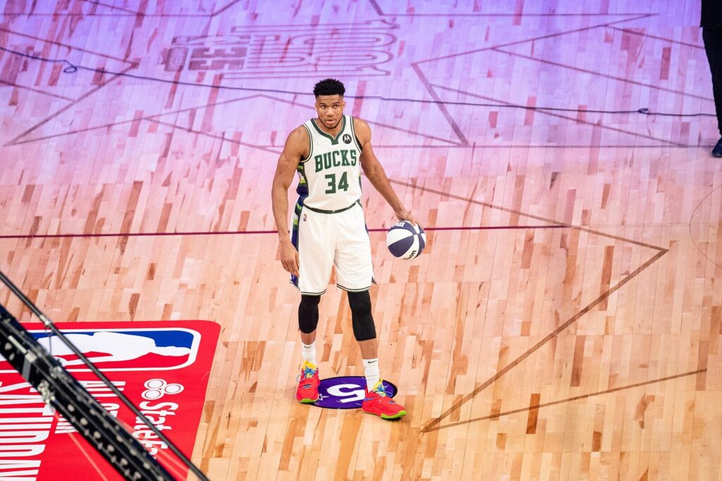 Giannis Antetokounmpo dribbling in a Milwaukee Bucks jersey before his trade to the Heat (Foto de arquivo: Giannis Antetokounmpo com a camisa do Bucks antes da troca para o Heat.)