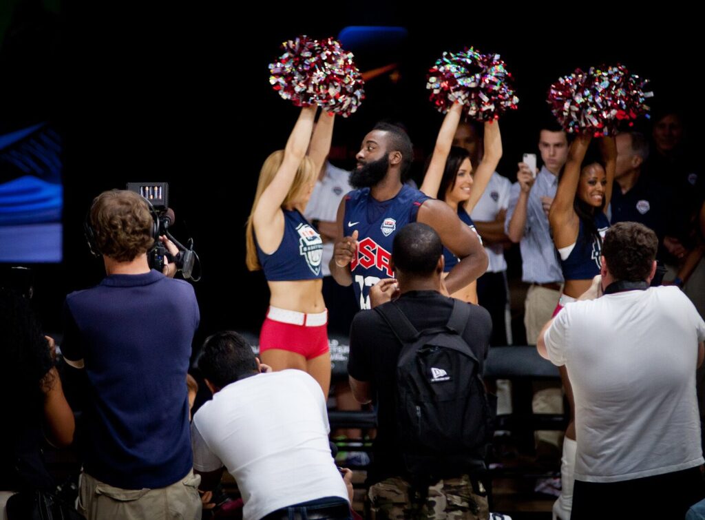 James Harden courtside during a Team USA basketball event in 2012, before joining the Cavaliers (Foto de arquivo: James Harden em 2012, antes da contratação pelo Cavaliers.)