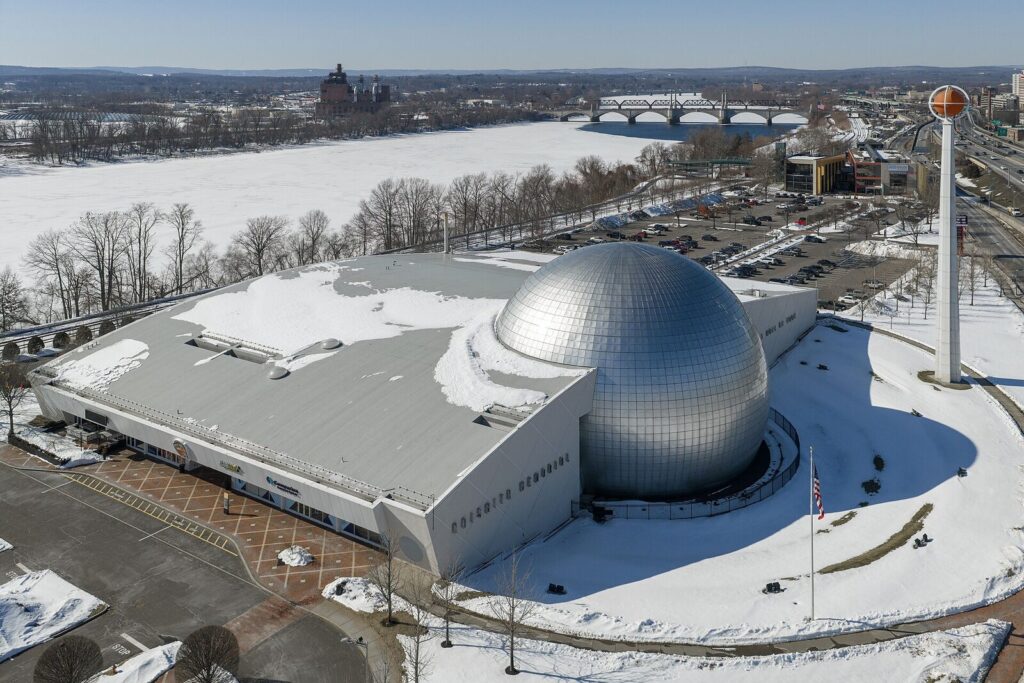 Exterior of the Naismith Memorial Basketball Hall of Fame building in Springfield, Massachusetts. (Foto do prédio do Hall da Fama do Basquete em Springfield (Massachusetts), sem relação com uma cerimônia específica.)