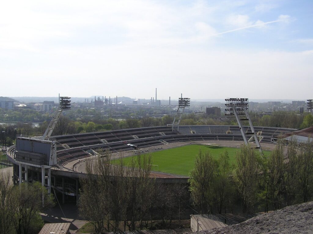 Exterior view of Shakhtar Stadium in Donetsk, a European football stadium (Foto de arquivo de um estádio de futebol europeu (Shakhtar Stadium, Donetsk), sem relação com uma transferência específica.)