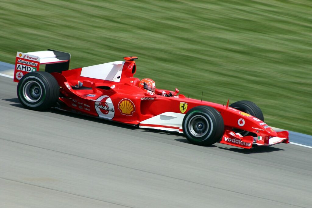 Michael Schumacher driving a red Ferrari Formula 1 car in Ferrari/Vodafone/Shell livery at the 2004 United States Grand Prix (Foto de arquivo: Michael Schumacher pela Ferrari no GP dos Estados Unidos de 2004, não em Monza.)