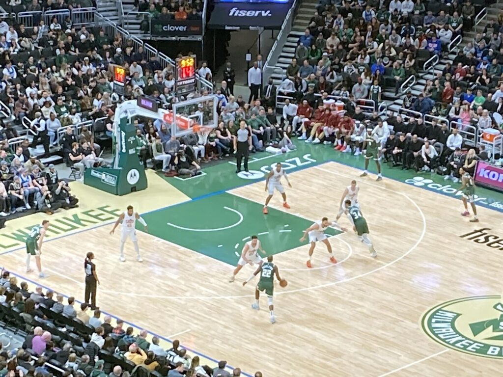 Cleveland Cavaliers players in game action, file photo from before the Watson trade (Foto de arquivo: Cavaliers em ação em janeiro de 2024, antes da troca envolvendo Peyton Watson.)