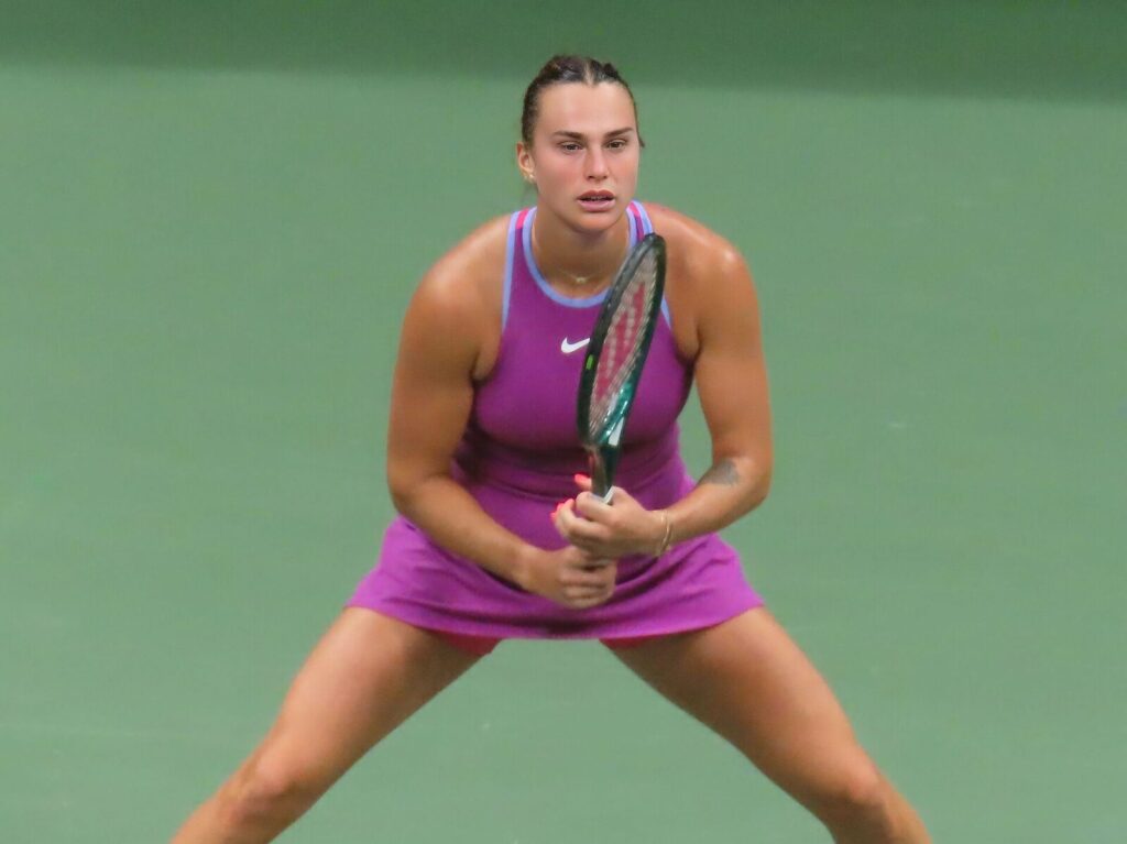 Aryna Sabalenka playing on court during the 2024 US Open final (Foto de arquivo: Sabalenka na final do US Open de 2024.)