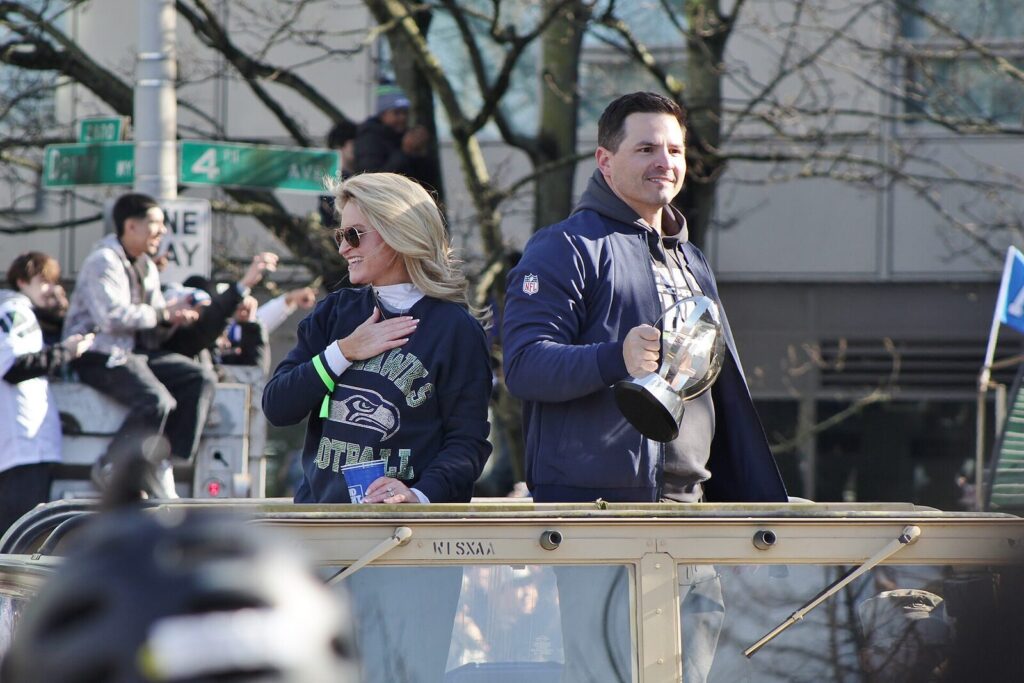Seattle Seahawks head coach Mike Macdonald during the Super Bowl LX victory parade in Seattle, 2026. (Foto de arquivo: técnico Mike Macdonald no desfile de comemoração do Super Bowl LX dos Seahawks, 2026.)