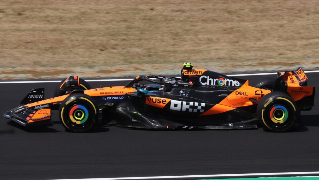 Lando Norris in McLaren race suit during 2025 Japan GP free practice (Foto de arquivo: Lando Norris no treino do GP do Japão de 2025, não na etapa de Zandvoort.)